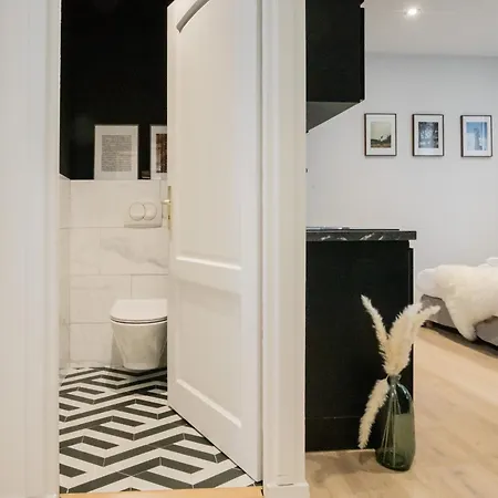 Romeo 300 M Du Jacuzzi Garage Apartment *